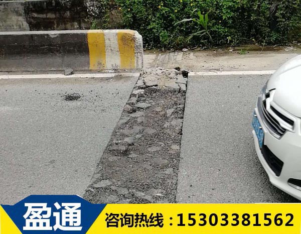 桥梁伸缩缝裂缝