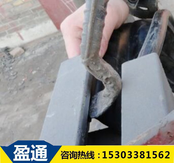 安装桥梁伸缩缝胶条.jpg