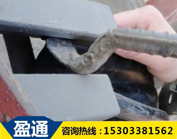 安装伸缩缝胶条.jpg